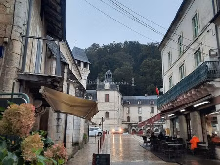 immeuble en plein cœur de brantome en périgord  local professionnel et habitation 5...