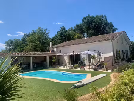 maison de charactere avec piscine  terrasse couverte  terrai