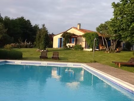 maison de 3 chambres avec grand jardin et belle piscine