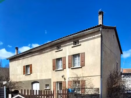 beau corps de ferme avec une partie habitable de 115 m² + grange 200 m² + garage