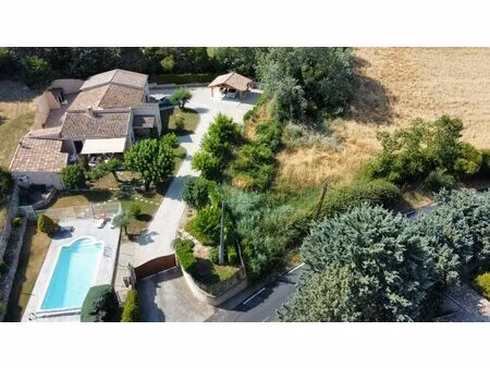 vente puyricard de 175 m² sur un terrain de 1695 m² avec piscine et grand garage.