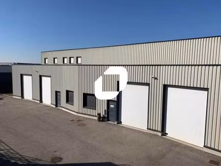location local d'activités 957 m²
