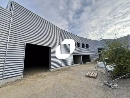 location local d'activités 256 m²