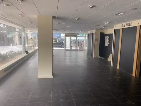 local commercial 4 pièces - 200 m²