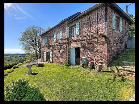 maison en pierre avec vue