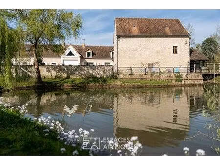 moulin médiéval dans un cadre enchanteur