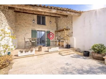 maison en pierres rénovée avec terrasse