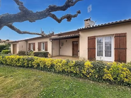 plain-pied chaleureux : terrain de 4 600 m²  grandes dépendances et puits privé