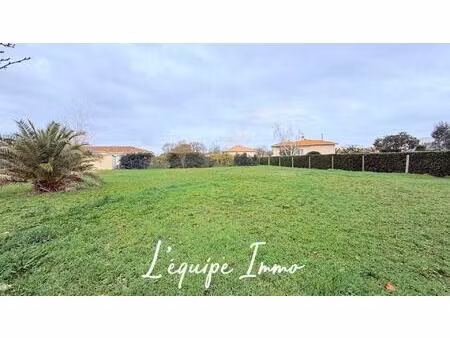 terrain plat de 910 m2 viabilisé au calme.