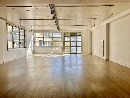 location bureaux 185 m² à 379 m²