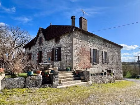propriété en pierres avec vue panoramique d'environ 186m2 avec grange de 440 m² et...