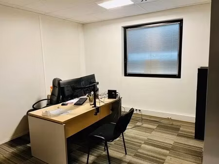 location commerce 117 m²