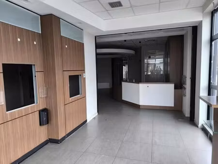 location commerce 236 m²