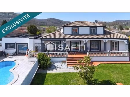 maison familiale avec piscine  studio indépendant et suite parentale