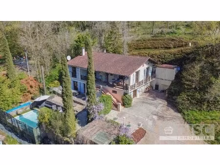 spacieuse maison avec piscine et jardin