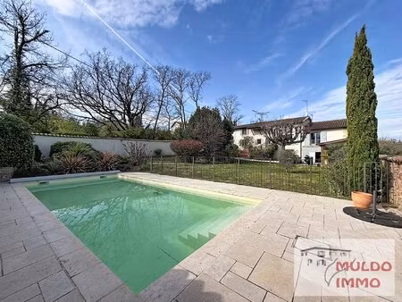 superbe villa ancienne  entièrement rénovée  sur un terrain clos de 929 m².