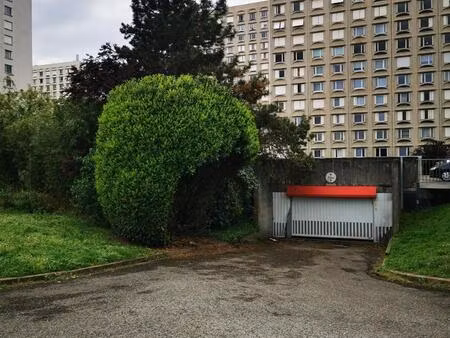 garage 13 m2 - proche tram t4 viviani