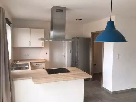 jolie maison presque neuve avec garage et au calme