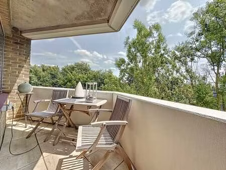 peb : c - appartement lumineux avec deux terrasses