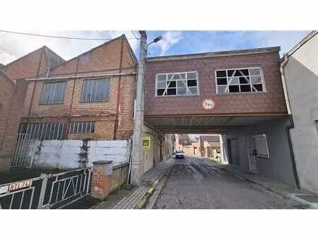 entrepôt de plus de 900 m² sur deux étages