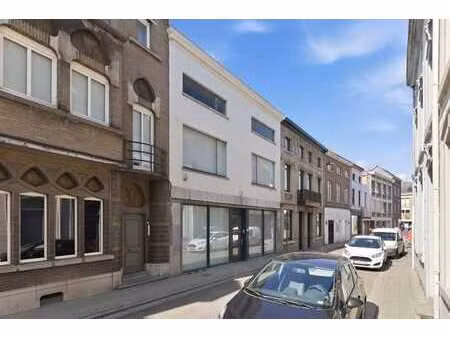 karaktervol pand met handelspand op toplocatie in sint-tr...