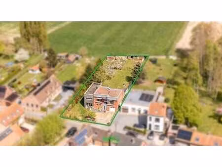 maison 4 façades avec jardin située au calme.