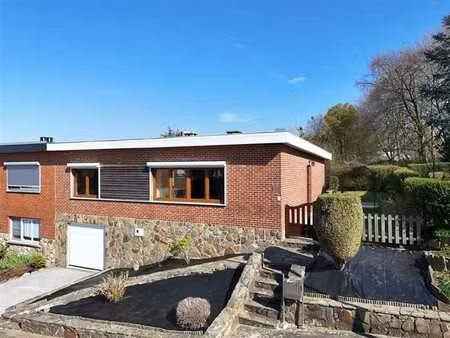 jolie maison au calme avec véranda  jardin et garage.