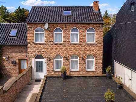 maison à rénover avec 3 ch  cour et 2 garages*