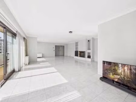 appart (152m²) 3ch  2sdb  terr. sud (17m²)  cave & 2 garages