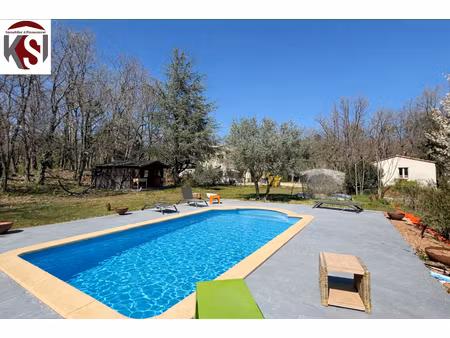 villa composée de 4 logements. 200 m2 sur 5700 m2 de terrain avec piscine