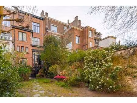 imposante maison de maître avec un magnifique jardin urbain