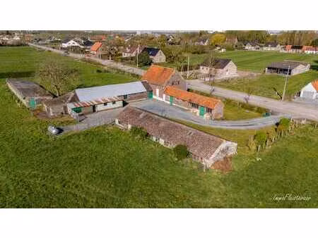 ferme à rénover avec des écuries et des pâturages sur envir