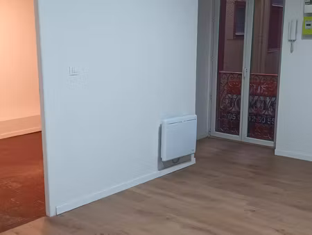 carmes- bureau composé de 2 espaces- activité professionnelle uniquement