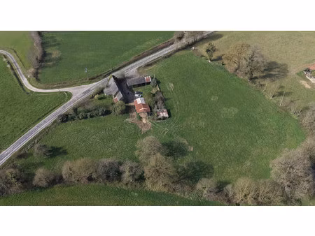 ancien corps de ferme sur plus de 7 hectares de terres à saint-