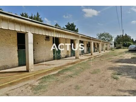 ecuries avec son terrain de 1.4 hectares en campagne de gran