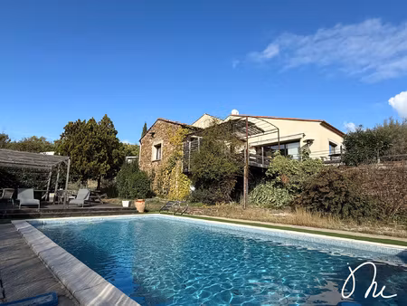 maison familiale avec piscine sur un grand terrain arboré