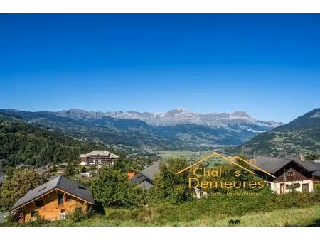 terrain dominant le village