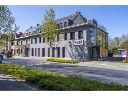 bel immeuble de bureaux situé au centre d'izegem.