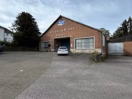 entrepôt 700 m² + bureau et parking au centre de mettet