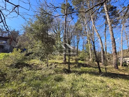 terrain constructible d'environ 1500 m²