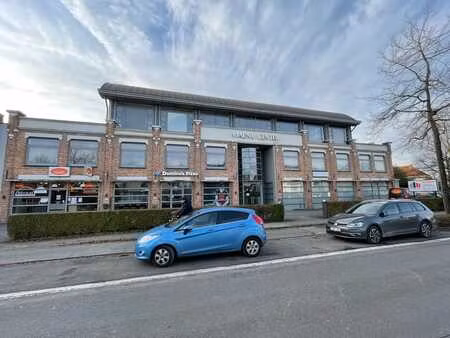 kantoorgebouw (+/- 2.182 m²) met verhuurde handelsruimtes