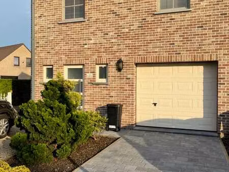 jolie maison 3 façades dans un quartier résidentiel