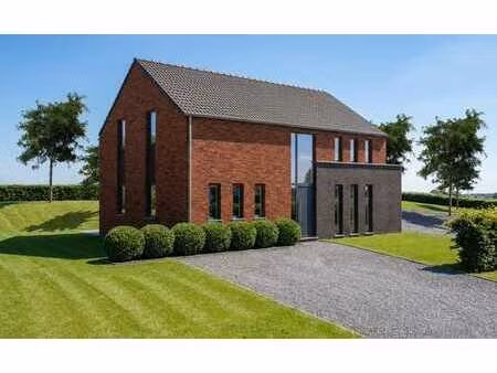 superbe maison 4 façades idéalement située