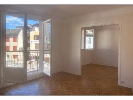 appartement 3 pieces principales avec stationnement et balcons