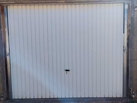 grand garage bétonné - dispo immediate