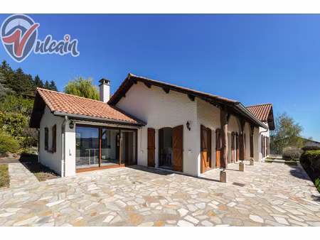 villa spacieuse et lumineuse avec belle vue dégagée