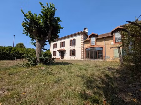 jolie maison de village avec gîte et dépendance sur terrain de 2 ha