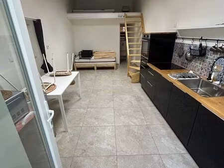 studio hyper centre avec petit extérieur