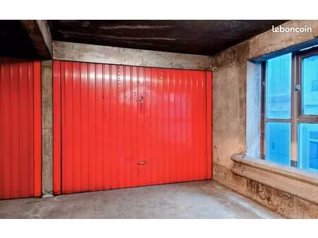 box/garage fermé dans un immeuble sécurisé