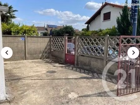 place de parking extérieure grande largeur